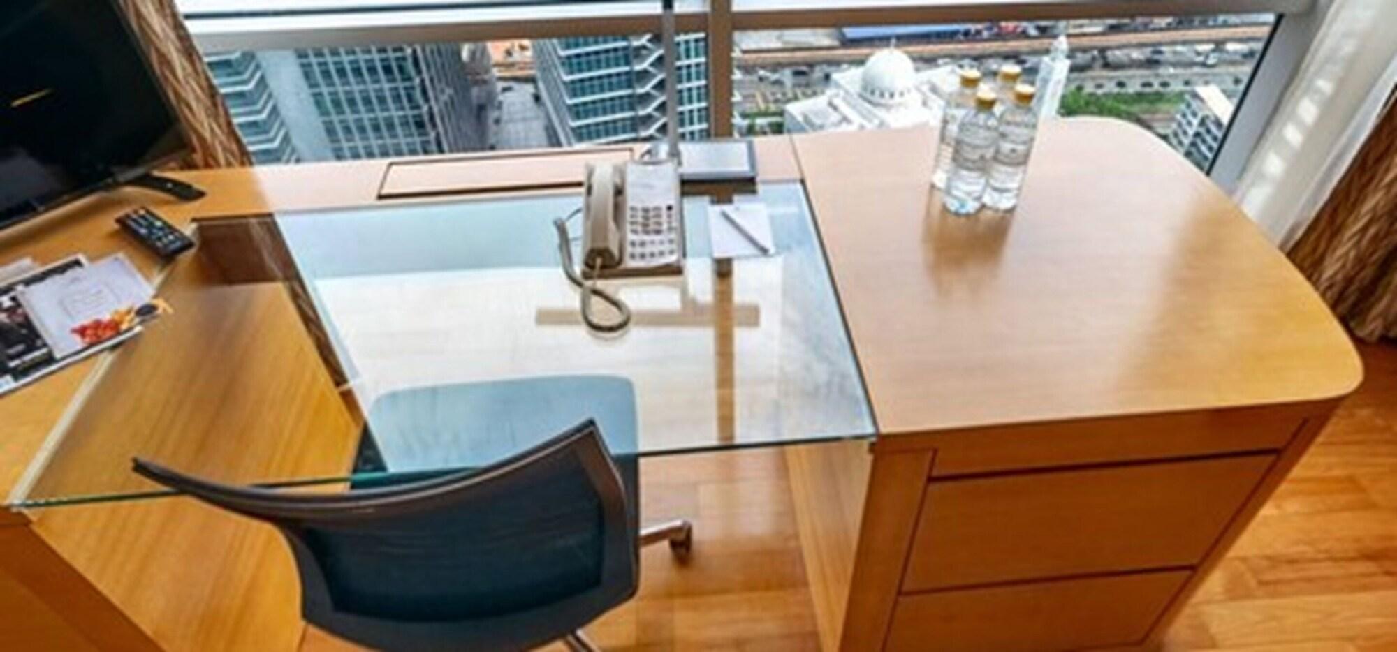 St Giles Gardens Hotel Kuala Lumpur Exteriör bild A typical office at the University of Tokyo