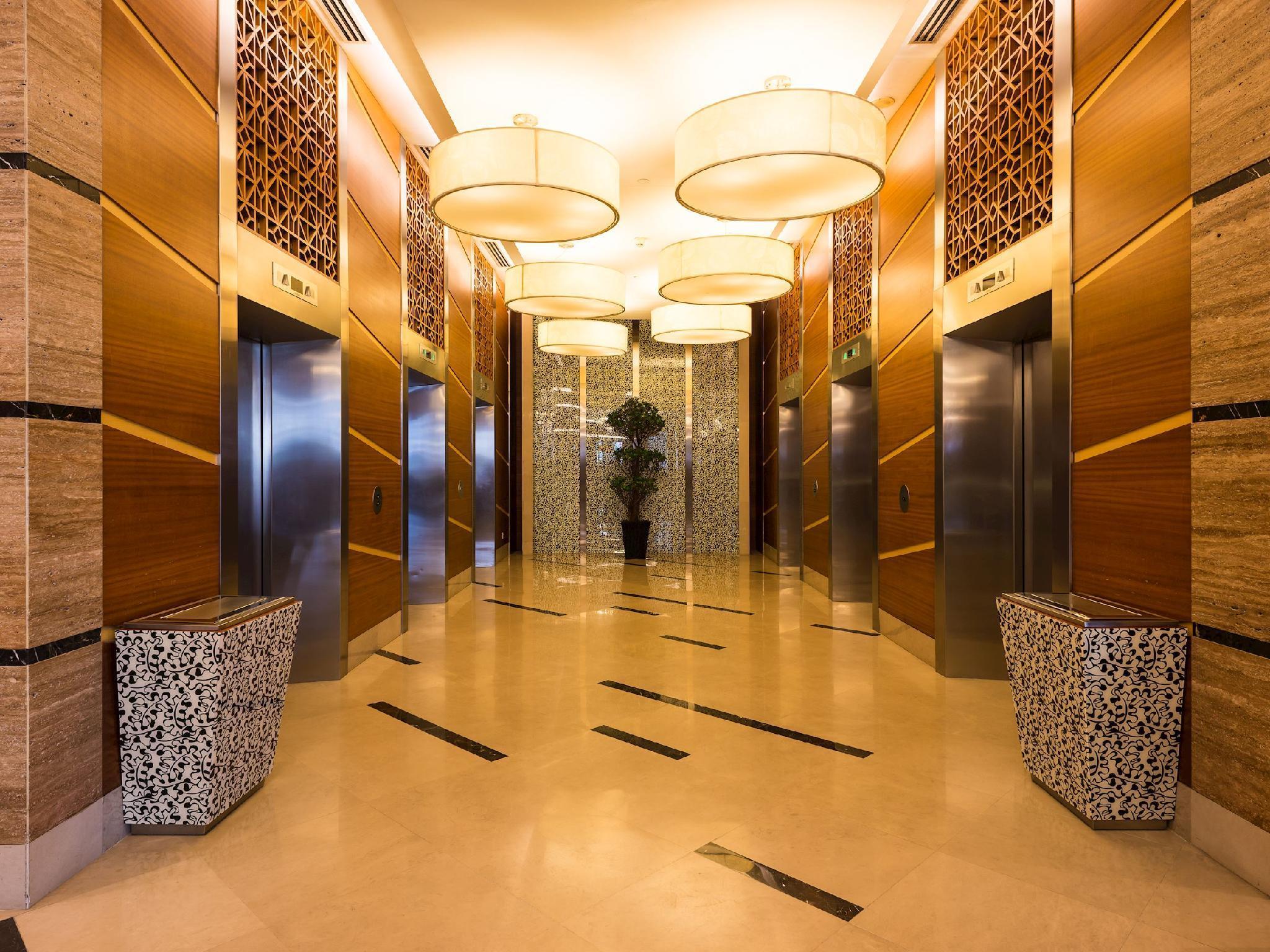 St Giles Gardens Hotel Kuala Lumpur Exteriör bild The elevator lobby