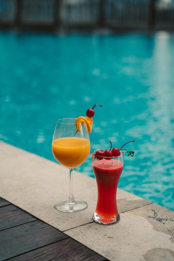 St Giles Gardens Hotel Kuala Lumpur Exteriör bild A mango lassi (left) and a strawberry lassi (right)
